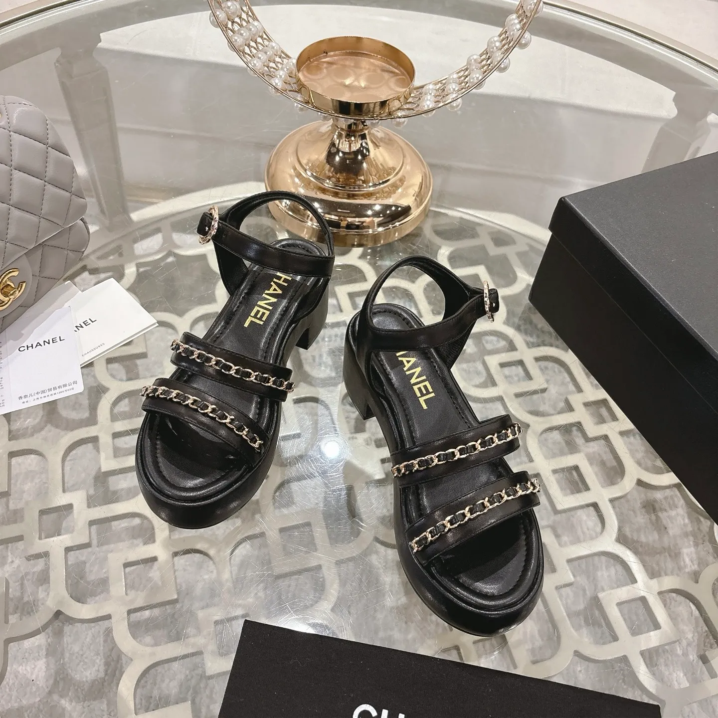 👟👟Ex-factory price 560👟👟Chanel Xiaoxiang 2025ss spring and summer latest catwalk fashion chain decoration top quality! Accurate to 1:1, light luxury without tiring the feet, the upper foot can be matched with spring and summer clothes at will, highlighting texture and taste, simple yet luxurious appearance, even if it is just a pair of sandals, it is definitely a must-have pair in the summer shoe cabinet. Upper: imported lambskin. Lining: imported sheepskin lining. Outsole: original customized outsole. Size: 35-40 (40.41.42 custom-made, non-returnable)